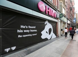 hmv-reopening-pictured-a-banner-on-390x285.jpg