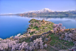 Akhtamar_Island_on_Lake_Van_with_the_Armenian_Cathedral_of_the_Holy_Cross.jpg