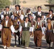534px-Kurdish_men_traditional_clothing.jpg